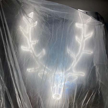 Kaapo Mannisen metsäpeura-aiheinen valoteos työnalla. Valopolku 2023, Tohloppi, Tampere